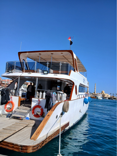 HURGHADA: Excursie cu barca pe HULA HULA și ORANGE BAY – 2 insule într-o singură zi