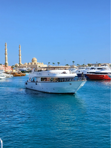 HURGHADA: Excursie cu barca pe HULA HULA și ORANGE BAY – 2 insule într-o singură zi