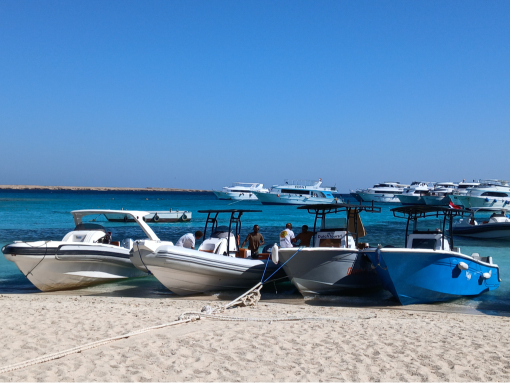 HURGHADA: Excursie cu barca pe HULA HULA și ORANGE BAY – 2 insule într-o singură zi